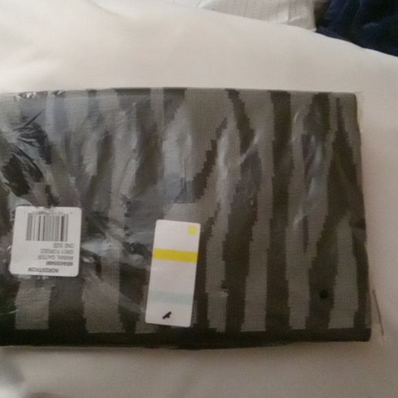 FREE WITH PURCHASE Zella gaiter zebra print neck and face scarf os - Picture 6 of 6